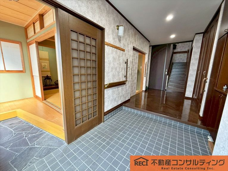西宮市上田東町　中古戸建の玄関
