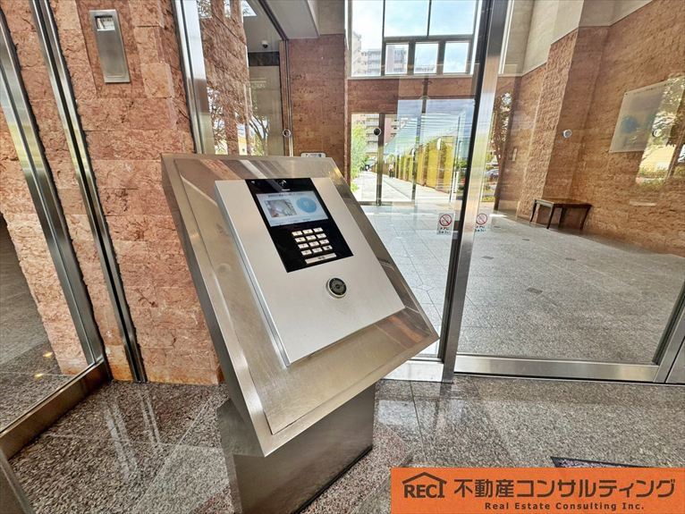 ロイヤルアーク甲子園フローレスの玄関