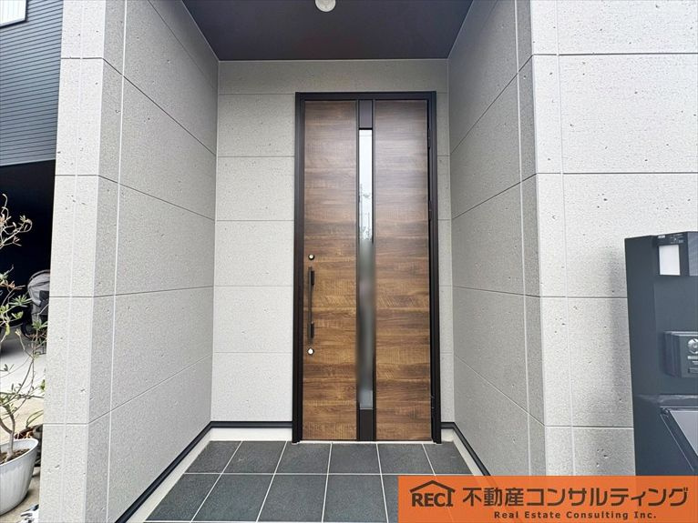 西宮市津門稲荷町　中古戸建の玄関