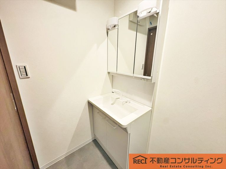西宮市津門稲荷町　中古戸建の洗面所