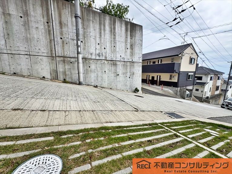神戸市灘区篠原字伯母野山　中古戸建の駐車場