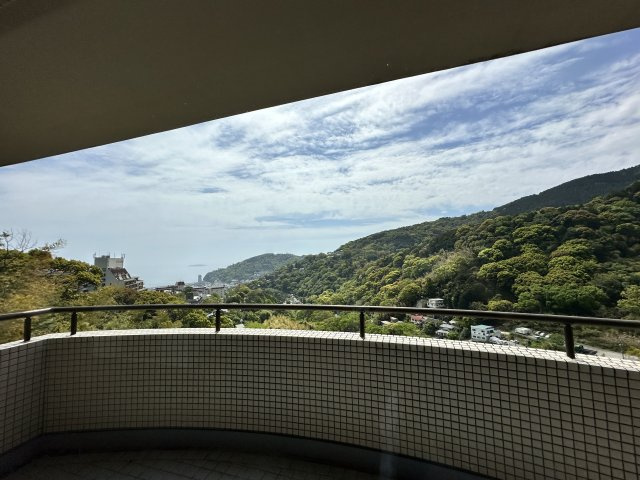 エムロード熱海のロビー|ロビーからの眺望（花火も見えます）