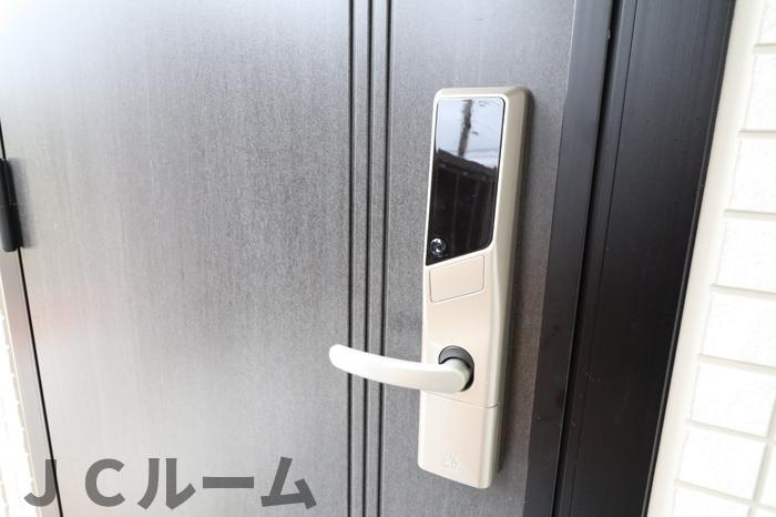 レフィナード Aの玄関