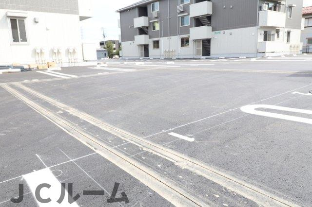 レフィナード Aの駐車場