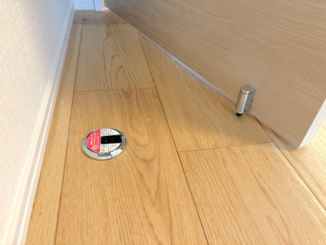かがまなくても使えるドアストッパーを採用♪
