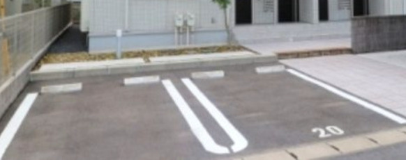 クレセント　Dの駐車場
