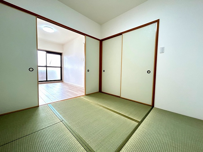 名古屋市西区こも原町の中古マンションの和室|◇洋室◇　　明るい洋室約４．５帖　　来客時におもてなしの空間として利用できます♪　隣の洋室とつながります！