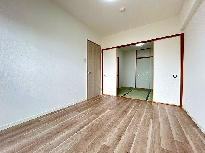 名古屋市西区こも原町の中古マンションの洋室|◇洋室◇　　南西向きで明るい洋室約６．０帖　バルコニー利用可♪　隣の和室とつながります！