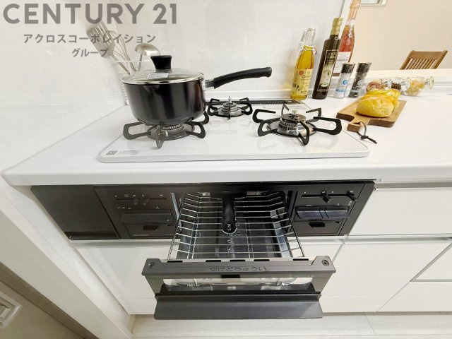 多数の調理器具を同時に使用でき、料理の効率化が可能。省エネで節約になり、様々な料理スタイルに適応できます。また、火力調整が独立しており、手入れや掃除もしやすく、今よりもっとお料理が楽しくなるかも。