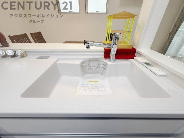 大きなシンクでお鍋などの大きな調理器具を洗う際にも便利です。