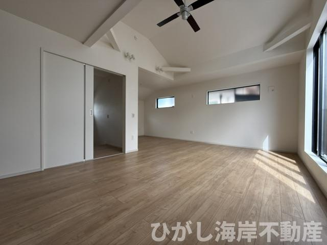 平塚市菫平　新築戸建の居間・リビング|21.7帖　勾配天井のLDK
