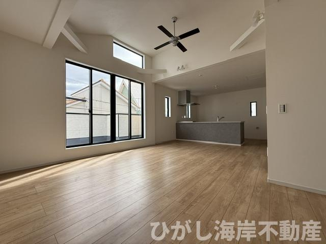 平塚市菫平　新築戸建の居間・リビング|21.7帖　勾配天井のLDK