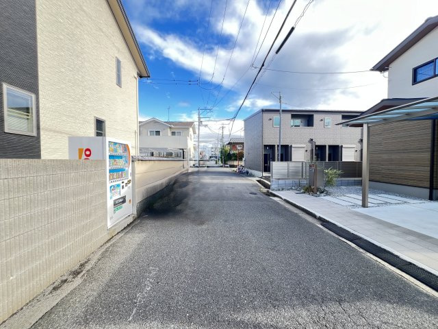 売土地　大和高田市田井新町　の前面道路含む現地写真