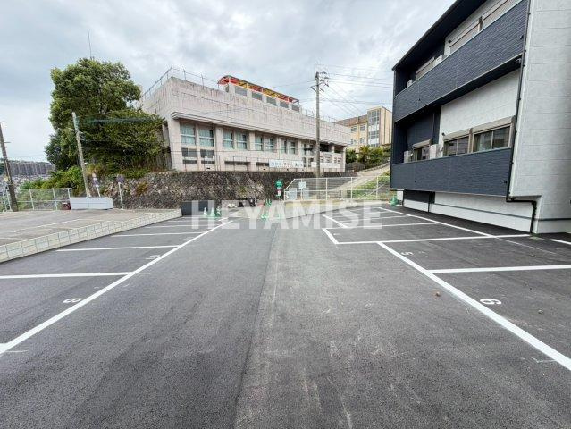 メゾンドリズリの駐車場