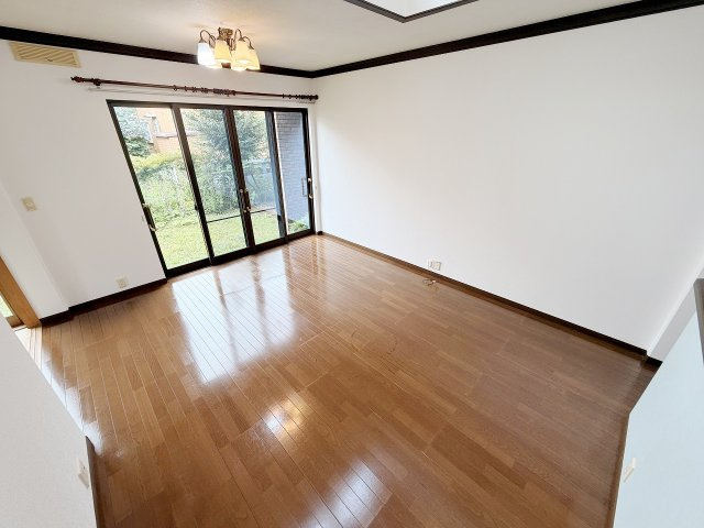 久喜市西大輪の居間・リビング|窓も大きく明るい、家族がいつも集まるようなリビングです！
