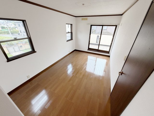 久喜市西大輪の洋室|洋室10帖。窓も多く明るいです！