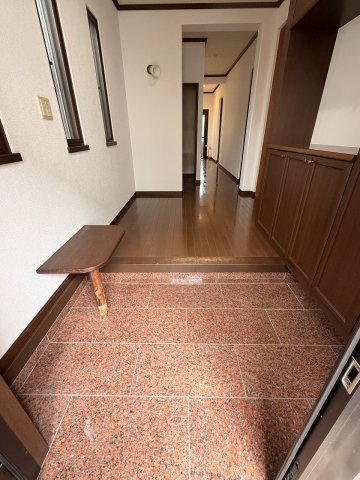 久喜市西大輪の玄関|荷物置きがあるので便利です！