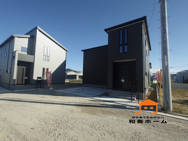 リーブルガーデン高松市国分寺町国分第一◇人気のオプションセットプレゼント実施中です！の外観|９号棟 
黒い外壁の外観は重厚感・高級感・スタイリッシュさを演出しやすいです。雨だれ・排気ガス・砂ぼこりなどの黒っぽい汚れが目立ちにくく、美観を長く保ちやすいとされています。