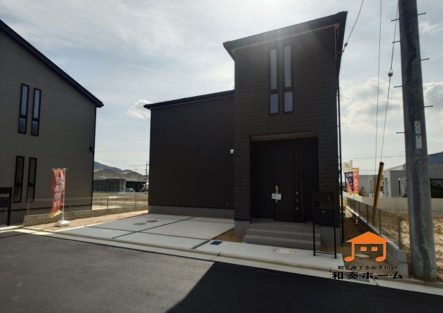 リーブルガーデン高松市国分寺町国分第一◇人気設備のオプションセットプレゼント実施中！の外観|９号棟 
黒い外壁の外観は重厚感・高級感・スタイリッシュさを演出しやすいです。雨だれ・排気ガス・砂ぼこりなどの黒っぽい汚れが目立ちにくく、美観を長く保ちやすいとされています。