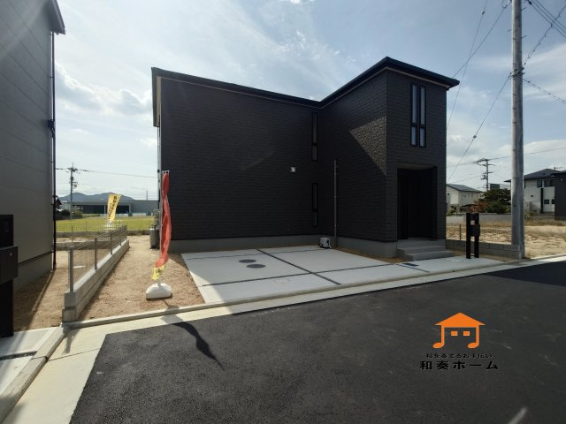 リーブルガーデン高松市国分寺町国分第一◇人気設備のオプションセットプレゼント実施中！の前面道路含む現地写真|９号棟外観
お家の東側にある広いお庭は子どもやペットの安全な遊び場や、ガーデニング・家庭菜園など多様な楽しみ方ができます。南側に建物がないので建物周囲に空間があり、日当たりと風通しが良くなります。