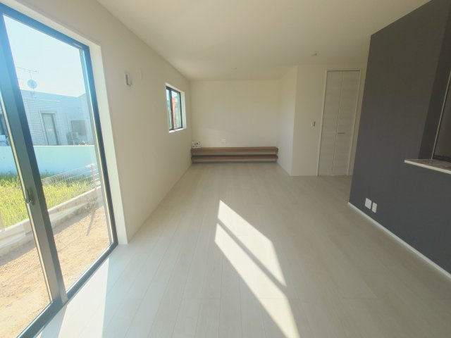 リーブルガーデン高松市国分寺町国分第一◇人気設備のオプションセットプレゼント実施中！の居間・リビング|９号棟リビング
２０.５帖の広いリビングは、将来的にライフスタイルが変化した場合でも対応しやすくなります。大型家具を含めた模様替えがしやすく、広さがある分部屋の配置変えも苦労しません。