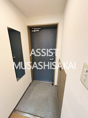 三鷹ハイデンスの玄関|写真：設備同仕様の別物件です