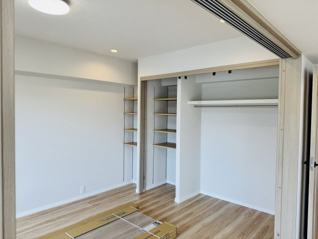 コスモ八王子並木町の洋室|～リビングに隣接している7.3帖の洋室です～