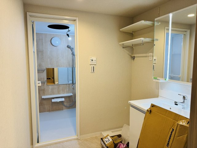コスモ八王子並木町の脱衣所|～洗濯機上には可動棚付き～