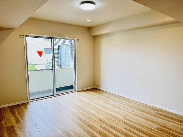 コスモ八王子並木町の寝室|～8.9帖の主寝室　ベッドなど大型家具のレイアウトもしやすい広さです～