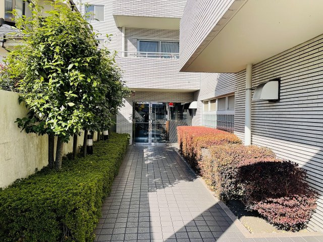 コスモ八王子並木町のエントランス|～管理形態は全部委託式　キレイにメンテナンスされているマンションです～
