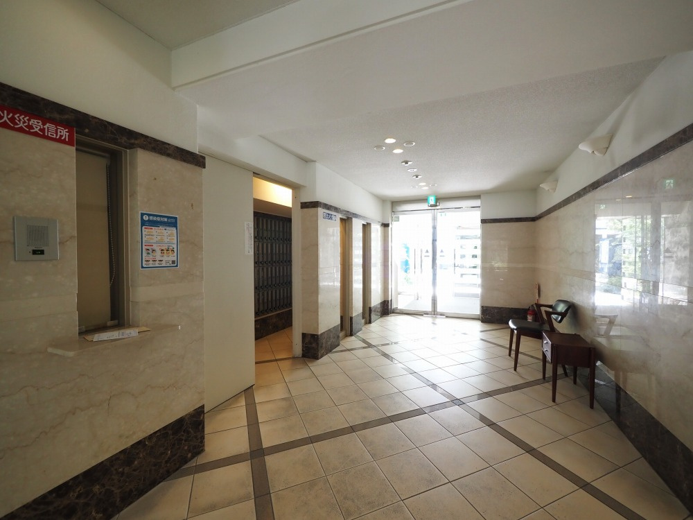 大阪市西区西本町１丁目の賃貸マンションのロビー