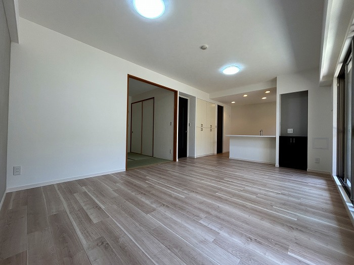 海部郡蟹江町本町６丁目の中古マンションの居間・リビング|◇リビング◇　　南面で明るいリビング約１６．３帖　和室と続き間で約２０．８帖の広々空間になります♪