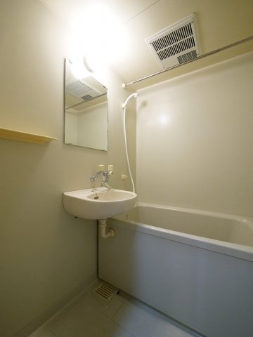 岡杉ビルの浴室|※写真は別の部屋のものです。