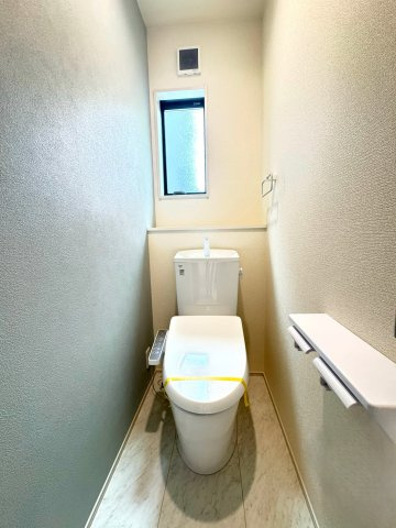 駿東郡小山町菅沼 新築一戸建て 1号棟のトイレ|トイレはアクセントクロス施工。