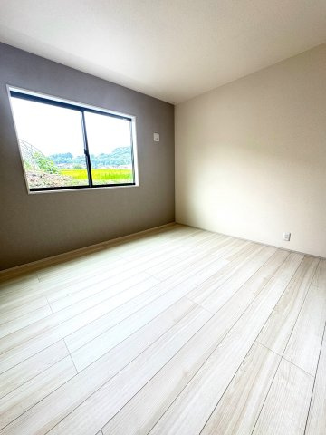 駿東郡小山町菅沼 新築一戸建て 1号棟の洋室|やわらかな光が入る居室は明るく穏やかな時間が流れます♪