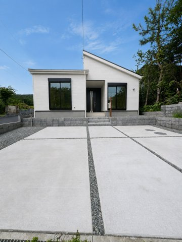 駿東郡小山町菅沼 新築一戸建て 1号棟の駐車場|駐車スペースはコンクリート仕上げになっているため、雨の日も足元が気になりません♪
