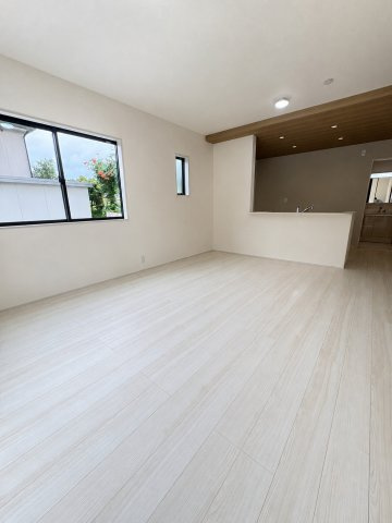 駿東郡小山町菅沼 新築一戸建て 1号棟の居間・リビング|明るい光が差し込むリビングは自然と家族が集まる場所になりそうですね。