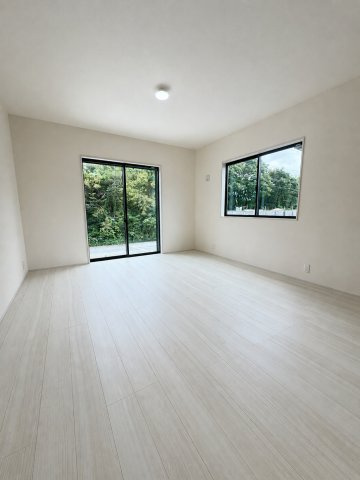 駿東郡小山町菅沼 新築一戸建て 1号棟の居間・リビング|どんなインテリアも馴染む白を基調としたリビング。