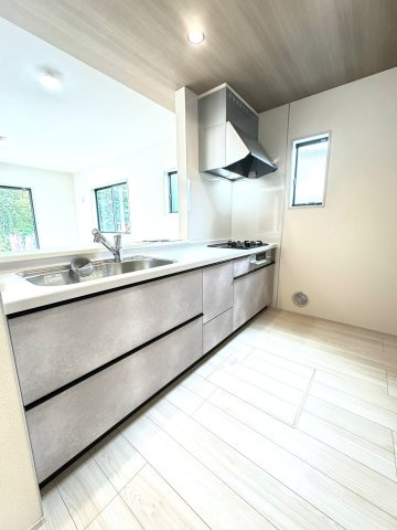 駿東郡小山町菅沼 新築一戸建て 1号棟のキッチン|開放的な対面式キッチン。キッチンからはリビング全体が見渡せます。