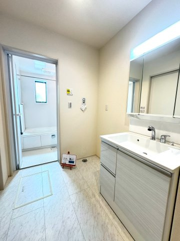 駿東郡小山町菅沼 新築一戸建て 1号棟の洗面所|明るい洗面脱衣室。