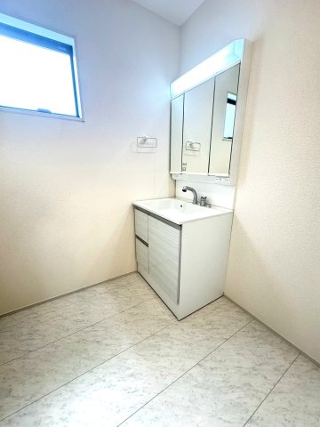 新築戸建　駿東郡小山町菅沼 全3棟　3号棟の独立洗面台|清潔感のある洗面台。鏡の裏も収納になっているため歯ブラシなど細かいものもスッキリ収納できます！