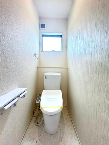 新築戸建　駿東郡小山町菅沼 全3棟　3号棟のトイレ|各階にトイレがあるため、朝の支度もスムーズにすすみます。