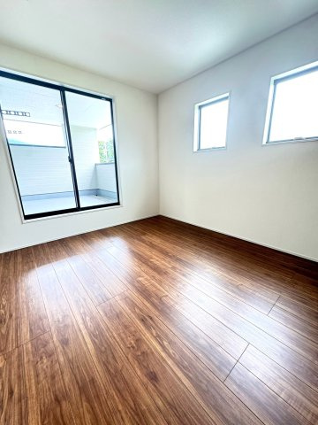 新築戸建　駿東郡小山町菅沼 全3棟　3号棟の洋室|バルコニーに面した居室は日当たり、風通し良好です♪