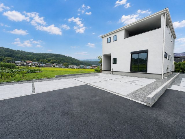 新築戸建　駿東郡小山町菅沼 全3棟　3号棟の駐車場|駐車スペースはコンクリート仕上げになっているため、雨の日も足元が気になりません♪