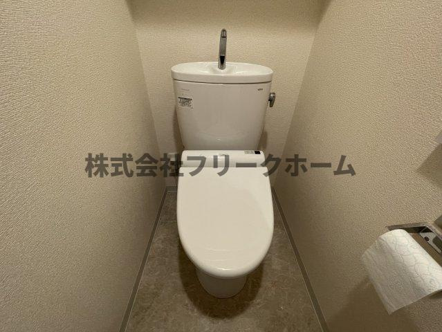 武蔵野市西久保１丁目の賃貸マンションのトイレ