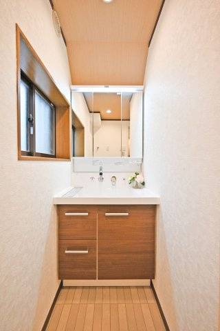 吹田市川岸町中古一戸建て│4LDK＋駐車1台可の独立洗面台|明るく使いやすい3面鏡付きの洗面化粧台です。