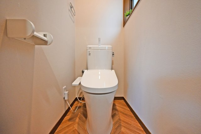 吹田市川岸町中古一戸建て│4LDK＋駐車1台可のトイレ|新調済みのきれいなトイレに、便利なウォシュレット機能を備えています。清潔感のある空間で、快適にご利用いただけます。