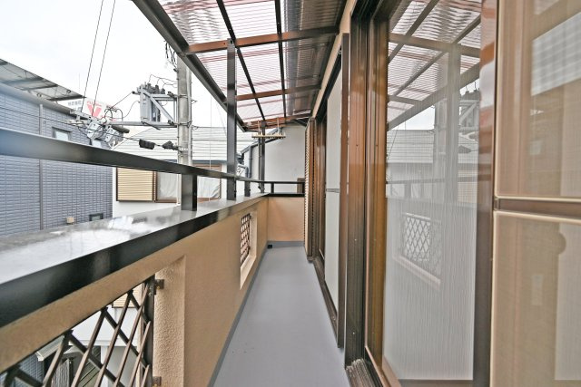 吹田市川岸町中古一戸建て│4LDK＋駐車1台可のバルコニー|屋根付き仕様で、雨天時でも洗濯物を安心して干せます。