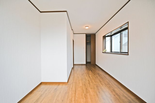 吹田市川岸町中古一戸建て│4LDK＋駐車1台可の寝室|洋室約6.6帖
ライフスタイルに合わせてベッドや収納家具をレイアウトしやすい、使い勝手の良い居室です。