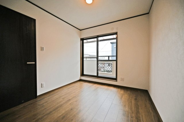 吹田市川岸町中古一戸建て│4LDK＋駐車1台可の洋室|洋室約4.8帖
どんなインテリアにも馴染みやすいシンプルな居室。家具の配置もしやすいです。